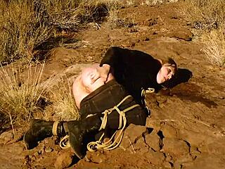 Stor-rumpa blondin pisket hardt før grov anal i skitten utendørs BDSM