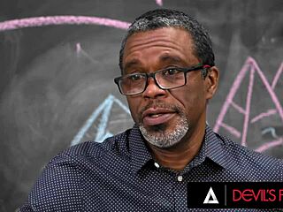 예쁜 18+ 틴 앤젤린 레드가 늙은 선생님한테 교정받아