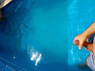 Am surprins-o pe sora mea vitregă latină la piscină cu pula mea tare