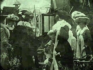 ヴィクトリアン紳士がステップ祖母たちとのエロ告白、ファックとフェラと中出しのレトロ設定