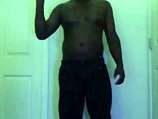 ترقص على الشرفة تستكشف قناة طيزها مع كل حركة