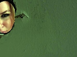 Oh, thrill-ul swing-ului cu soția blondă luând două puli mari la glory hole