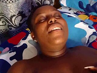 내 보지가 깊숙이 뭔가 필요해서 아파 😩