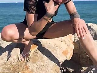 Prázdniny v Barceloně s Kaitlyn Katsaros líbáním holek a deepthroat venku. Šílené flashing a hra s podpažím včetně!