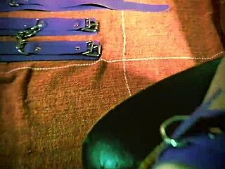 Cuckold castiga a caliente esposa tras portarse mal con ladyboy y BDSM