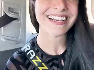 Urlaub in Barcelona mit Kaitlyn Katsaros, Mädchen küssen und Deepthroat draußen. Verrücktes Blitzen und Achselspiel dabei!