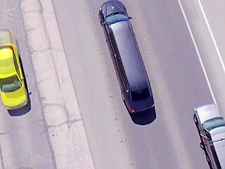 Свингеры целуются в реальной группе. Подружки наслаждаются развратными забавами.