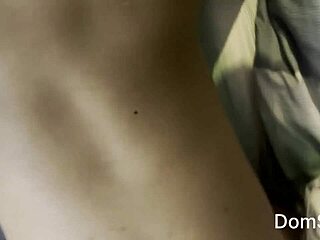 Belleza asiática tetona follada duro, corrida explota en sus pechos