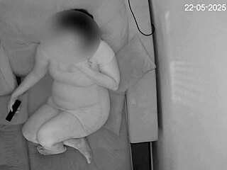 Chytil jsem ženu při masturbaci na porno v práci, její mokrá píča schovaná a kunda tlustá