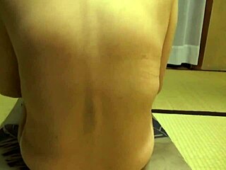 en japansk milf nyter kuk del 2