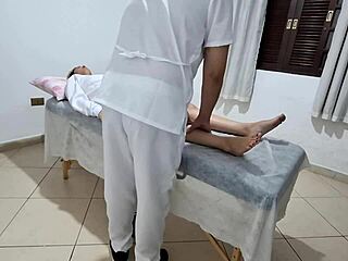 डॉक्टर ने मेरी गांड और चूत की इतनी गहरी जांच की कि चाटने लगा, हॉट मेडिकल सेक्स