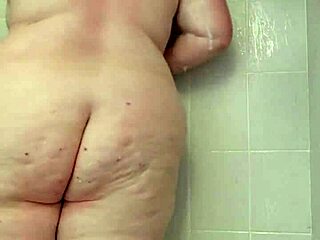 ก้นใหญ่ BBW ล่อในห้องอาบน้ำด้วยหน้าอกใหญ่!