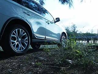 Parada urgente para mear en la carretera se convierte en mamada al aire libre por Asian Tina en jeans