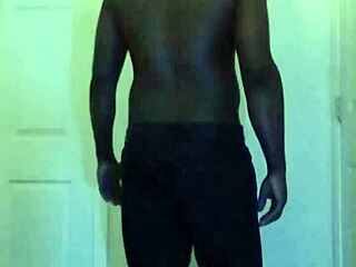 Balkonda dans ediyor, her hareketle anal kanalını keşfediyor