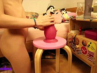 Traumatizer dildo-lek hjemme, tynn babe! 😱