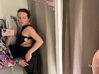 שתי זונות שחורות חרמניות מכניסות אצבעות לכוס בחדר הלבשה ציבורי