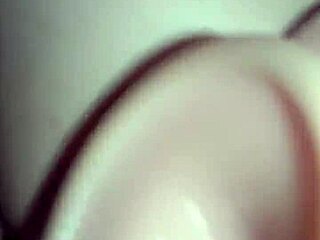 Gledam svojo punco igrati z dildom in igračkami.