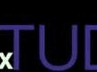 Hej, gledaj ovu ogrličenu britansku 18-godišnjakinju kako jaše mašinu za jebanje?