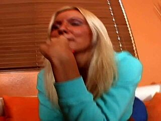 Kongkek Blonde Mom bengkok untuk aksi sengit