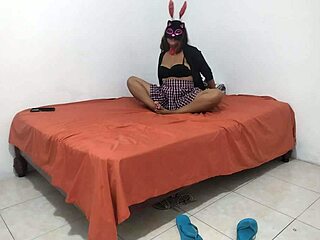 18歳の反抗的な生徒のマンコ、すごく乾いてて暗い