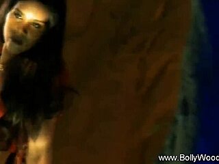 신성한 관능! 인도 MILF가 고화질로 에로틱 솔로 세션!