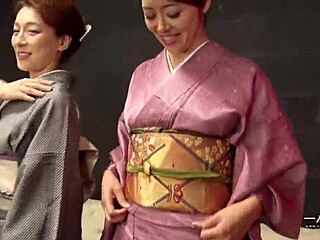 Pesta Orgi Liar Tanpa Sensor Dimulai dengan Milf Jepang Cantik Beraksi