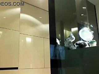 Дия пръска силно с дилдо и се изпишква в Берлин сцена