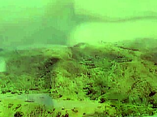 Dia punya kulit karamel dan fitur Asia seksi, sempurna untuk diving muff 😘