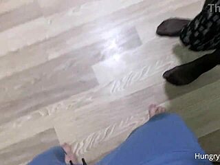 Соседка умоляла починить лампочку и отсосать мне