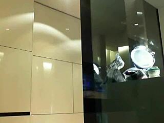 데아가 딜도로 강하게 스쿼트하며 베를린 씬에서 샤워