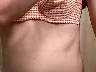 可愛いアジアンメイドが制服で乳首とアナルを挑発