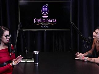 Latina rambut merah tanggal lingerie di luar