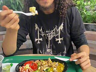 ¡Apúrate, que esa comida no se paga sola, sabes!