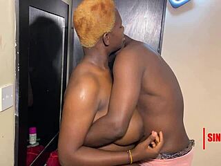 Nana nigériane excitée prend martelage DUR en séance sauvage