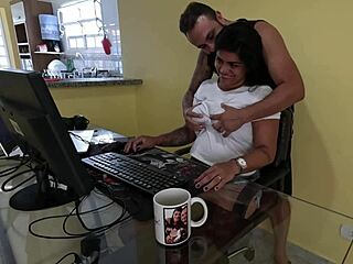 Nicoly Mattos がボスにフェラされた後、レセプションソファでアナル奉仕 😈