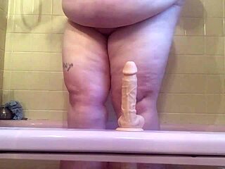 MWKM Kongkek Dildo Gemuk Di Bak Mandi