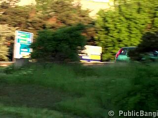 漂亮金发美女享受狂野公共街道群交狂欢第3部分