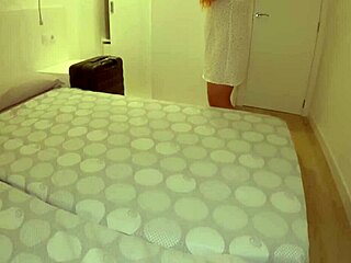 Ena postelja za dva, prepovedana želja pastorka in mačehe