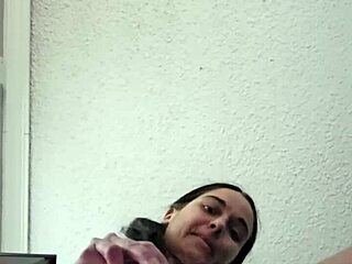 Emy Angel nežno prstuje svojo drobno 18+ pičko