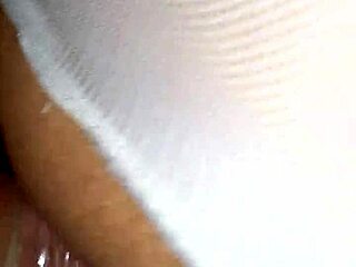 Vročna 18+ lepotica razpre dolge noge za prijatelja v domačem hardcore jebanju