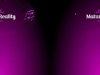 Zrela plavuša jaše kaubojski stil u realnosti POV sesiji pušenja kurca.