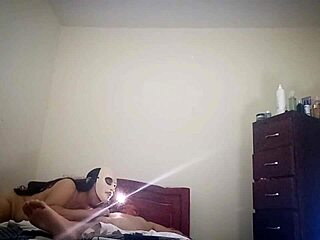 A mi madrastra le encanta entrar a mi habitaci�n y hacer juegos con su vagina encima de mi verga 😈