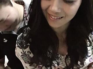 Cougar Jepang Dipikat ke Threesome MMF Amatir Liar oleh Bocah 18+ dan Om-om