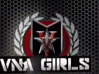 مخلصة نينا كاي السمينة تسعد سيدتها بلعقها