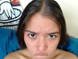 Micuță de 18+ simte orgasm vaginal de la atingere