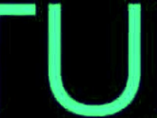 Ljubka britanka 18+ z dolgimi lasmi uživa v predigri in ližanju