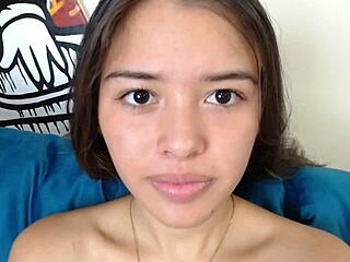 Petite Jeune 18+ Jouit Vaginalement par des Caresses