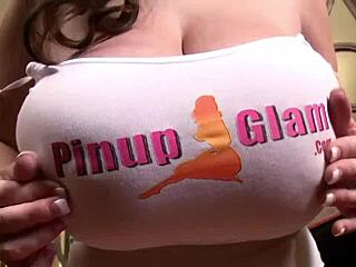 Rintava legenda September Carrino esittelee valtavia tissejään solona