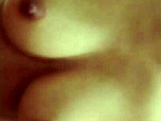 하이즈엉 출신 베트남 여자가 큰 가슴 자랑하는 흥미로운 쇼