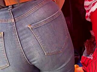 dude, check this culona strutting in tight jeans at the mexico tianguis! 👀